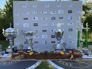 Wanderpokale und Sponsoren beim Stauseewanderpokalturnier 2022